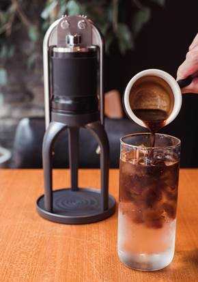 he manual Espresso maker extracts barista-quality espresso anywhere you like